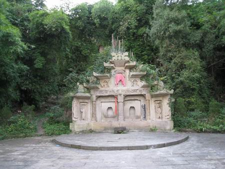 坟头上长树风水好坏,坟头上种植什么树好